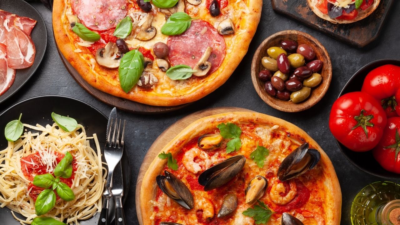 Sekrety idealnej pizzy: jak osiągnąć doskonałe ciasto i kompozycję smaków