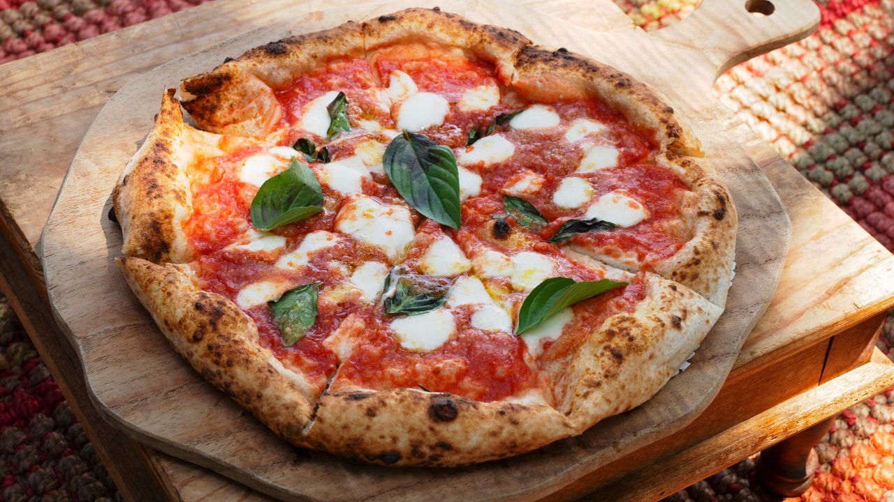 Historia i tradycja włoskiej kuchni: Skąd pochodzi pizza Margherita?