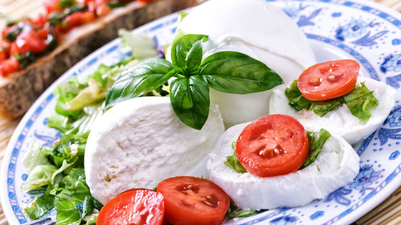 Porównanie Mozzarelli Fior di Latte i Mozzarelli di Bufala: różnice i najlepsze zastosowania