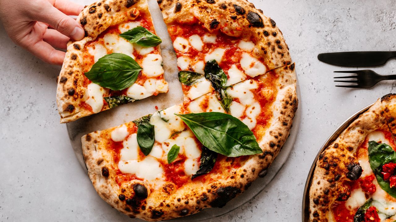 Pizza Margherita kontra Quattro Formaggi: Jak wybrać idealną pizzę na wieczór?