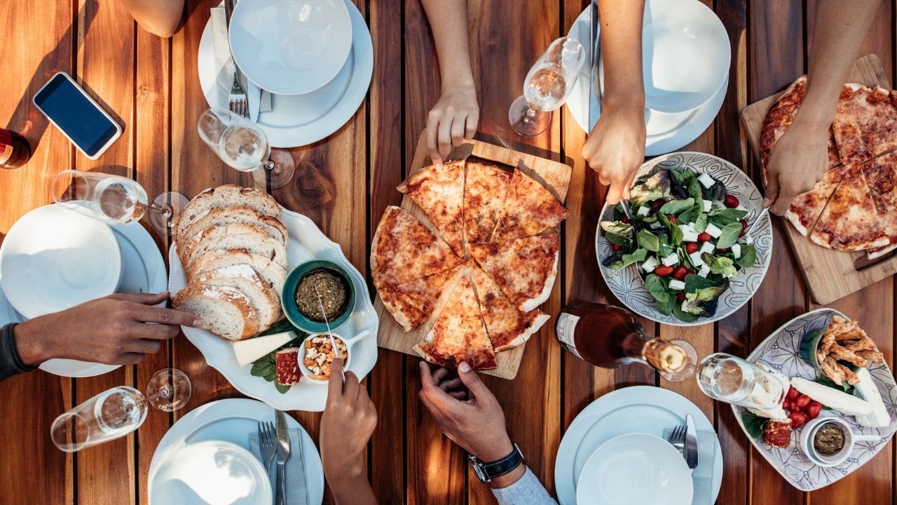 Domówka po włosku: jak zamówić idealne antipasti na małe przyjęcie?