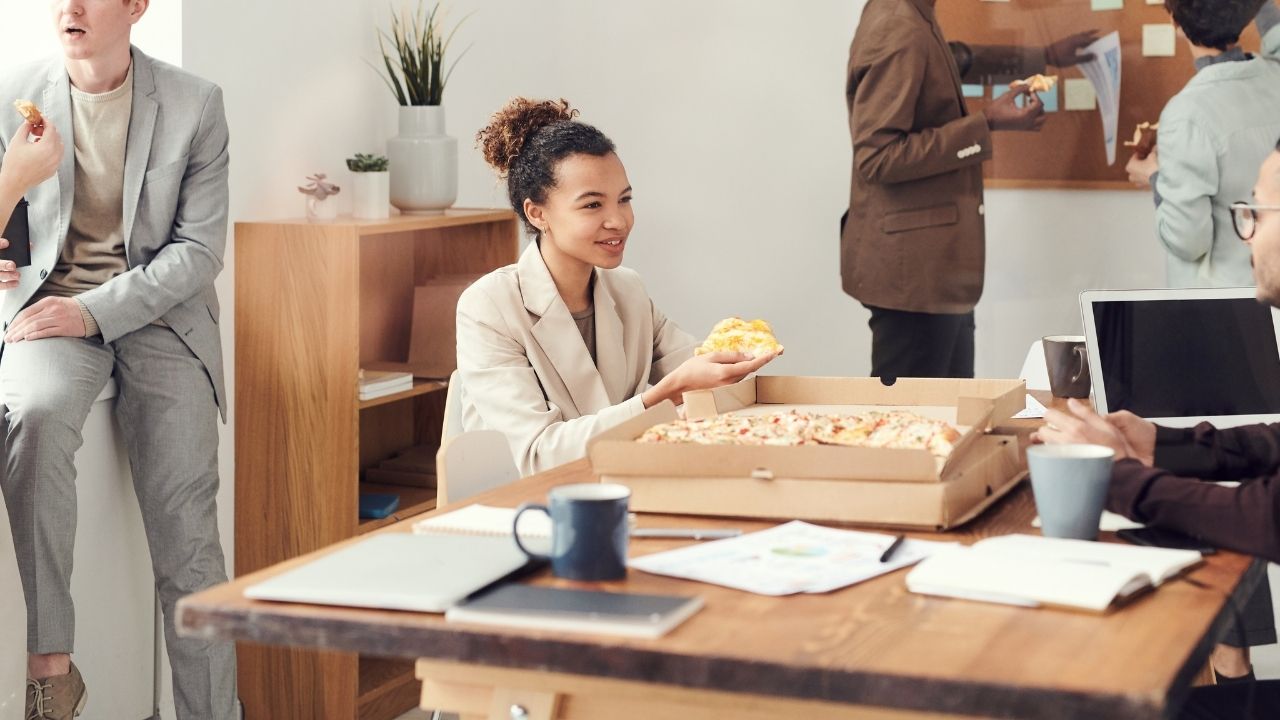 Zamów pizzę i pastę na firmowe spotkanie – co sprawdza się najlepiej?