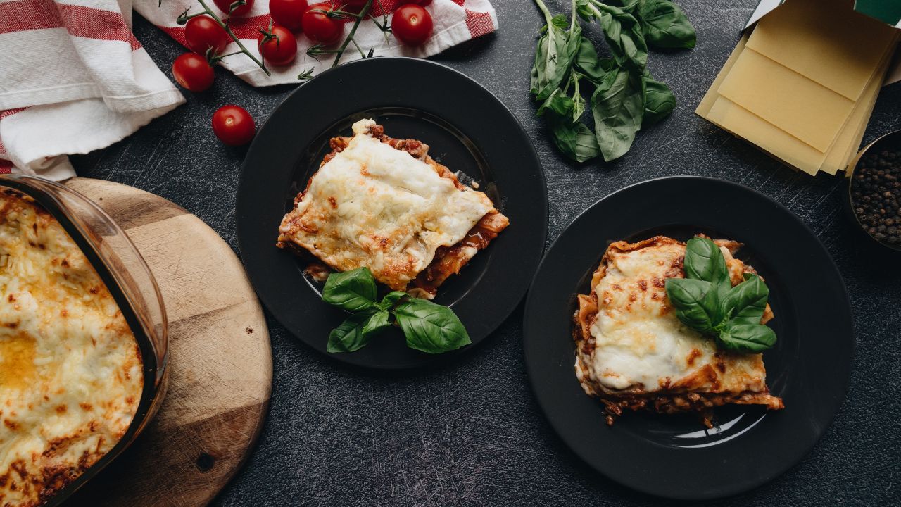 Beszamel w lasagne – po co jest potrzebny i dlaczego nie powinien dominować dania?
